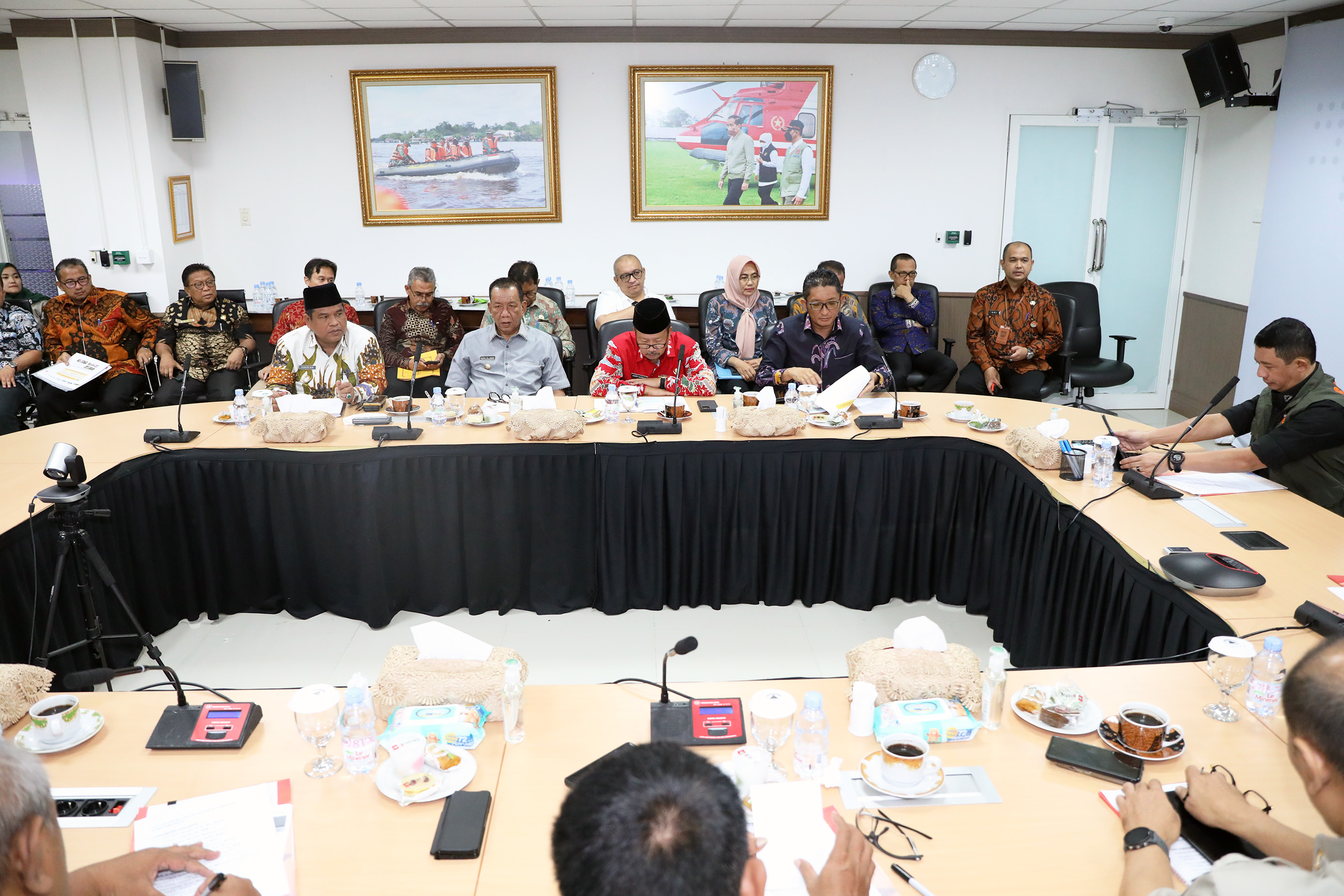 Suasana pertemuan antara Kepala BNPB beserta jajaran dengan Pemerintah Provinsi Sumatera Barat di Gedung Graha BNPB, Jakarta, Kamis (27/7).